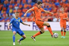 Tiền vệ Hà Lan Marten de Roon nỗ lực khống chế bóng trong trận đấu gặp Ukraine. (Ảnh: AFP/TTXVN)