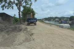 Đường trên đê bị xuống cấp nghiêm trọng. (Ảnh: Trịnh Duy Hưng/TTXVN)