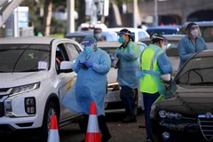 Nhân viên y tế lấy mẫu xét nghiệm COVID-19 cho người dân tại Sydney, Australia. (Ảnh: THX/TTXVN)