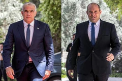 Lãnh đạo đảng Yemina của Israel Naftali Bennett (phải) và lãnh đạo đảng Yesh Atid, ông Yair Lapid. (Ảnh: AFP/TTXVN)