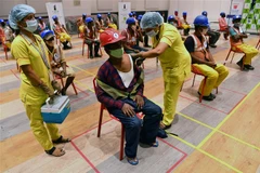 Tiêm chủng vaccine ngừa COVID-19 cho công nhân xây dựng ở Mumbai, Ấn Độ. (Ảnh: AFP/TTXVN)