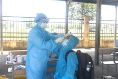 Nhân viên y tế lấy mẫu xét nghiệm cho người dân. (Ảnh: Hoa Mai/TTXVN)
