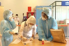 Người dân thực hiện khai báo y tế theo hướng dẫn tại Cảng hàng không Đồng Hới. (Ảnh: Võ Dung/TTXVN)