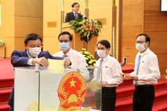 Các đại biểu bỏ phiếu bầu các chức danh HĐND và UBND tỉnh và hội thẩm TAND tỉnh, nhiệm kỳ 2021-2026 theo luật định. (Ảnh: Trung Kiên/TTXVN)