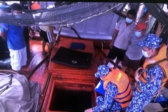 Các chiến sỹ Vùng Cảnh sát biển 4 kiểm tra số dầu DO trên một tàu vi phạm. (Ảnh: TTXVN phát)