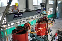 Công nhân làm việc tại một nhà máy ở Vị Nam, tỉnh Thiểm Tây, Trung Quốc. (Ảnh: THX/TTXVN)