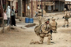 Binh sỹ Anh tuần tra tại huyện Nad-e-Ali, tỉnh Helmand, miền Nam Afghanistan. (Ảnh: AFP/TTXVN)