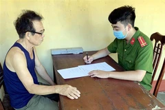 Đối tượng Bùi Thanh Sơn tại cơ quan điều tra. (Ảnh: Nguyễn Lành/TTXVN)