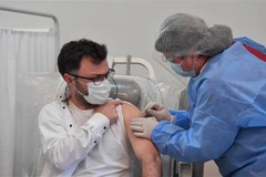 iêm vaccine ngừa COVID-19 của Hãng dược phẩm AstraZeneca/Oxford cho người dân tại Tbilisi, Gruzia. (Ảnh: THX/TTXVN)