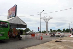 Chốt phòng dịch COVID-19 tại cầu Phủ, thành phố Hà Tĩnh. (Ảnh: Công Tường/TTXVN)