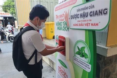 Thí sinh sát khuẩn tay trước khi vào trường. (Ảnh: Ánh Tuyết/TTXVN)