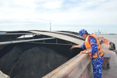 Than cám chở trên tàu BN 0629. (Ảnh: TTXVN phát)