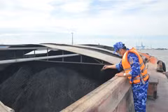 Than cám chở trên tàu BN 0629. (Ảnh: TTXVN phát)