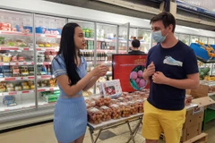 Giới thiệu đặc sản vải thiều Việt Nam với khách hàng Pháp. (Nguồn: Linh Hương/Vietnam+)