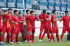 Tuyển Việt Nam tập luyện trên sân Al Maktoum. (Ảnh: Hoàng Linh/TTXVN)