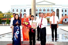 Bí thư Tỉnh Ủy Bạc Liêu Lữ Văn Hùng (phải) và Phó Bí thư Tỉnh ủy-Chủ tịch HĐND tỉnh Bạc Liêu Lê Thị Ái Nam trao bằng tuyên dương gương điển hình tiên tiến học tập và làm theo tư tưởng, đạo đức, phong cách Hồ Chí Minh. (Ảnh: Nhật Bình/TTXVN)