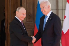 Tổng thống Nga Vladimir Putin (trái) và Tổng thống Mỹ Joe Biden tại cuộc gặp ở Geneva, Thụy Sĩ. (Ảnh: AFP/TTXVN)