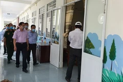Đoàn khảo sát kiểm tra các phòng chức năng của trường học có thể trưng dụng làm phòng cách ly khi cần thiết. (Ảnh: Ánh Tuyết/TTXVN)