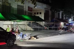 Các lực lượng chức năng đã phong tỏa khu vực chợ B Cốc Lếu. (Nguồn: Báo Lào Cai)