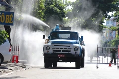 Xe chuyên dụng của Bộ Chỉ huy Quân sự tỉnh Phú Yên phun khử khuẩn khu vực đang bị phong tỏa trên đường Trần Phú, phường 2, thành phố Tuy Hòa. (Ảnh: Phạm Cường/TTXVN)