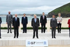 Các đại biểu chụp ảnh chung tại Hội nghị thượng đỉnh G7 ở Cornwall (Anh). (Ảnh: AFP/TTXVN)