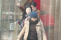 Người đàn ông đi sau áo nâu được cho là bạn trai của Lưu Diệc Phi. (Nguồn: Internet)