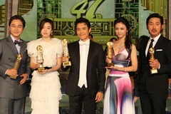 Các diễn viên lên nhận giải. (Nguồn: Internet)