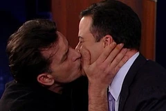 Charlie Sheen "cuồng hôn" Jimmy. (Nguồn: Internet)