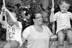 Hai cậu bé song sinh cùng mẹ. (Nguồn: news.cn.yahoo.com)