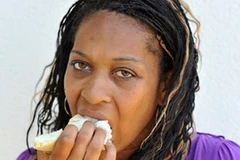 Adele Edwards đang ngặm bông mút. (Nguồn: Internet)