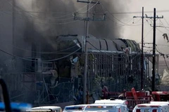 Khói bốc lên từ nhà máy sản xuất kẹo. (Nguồn: AFP)