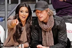 Kim Kardashian và Gabriel Aubry tại sân bóng rổ. (Nguồn: Internet)