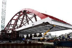 Thi công lắp đặt vòm Nielsen, cầu Bình Lợi. (Ảnh: Hoàng Hải/TTXVN) 