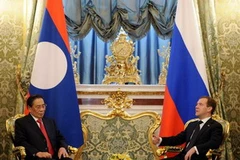 Tổng thống Nga Dmitry Medvedev (phải) và Chủ tịch Lào Chummaly Sayasone (trái). (Nguồn: Getty Images)