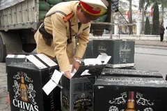 Cảnh sát giao thông thu giữ số rượu nhập lậu. (Ảnh minh họa: Doãn Tấn/TTXVN)