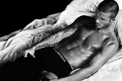 David Beckham trong bức hình quảng cáo bộ sưu tập Armani. (Nguồn: Internet)