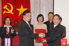 Tổng Giám đốc TTXVN Nguyễn Đức Lợi và Tổng Giám đốc PRD Teerapong Sodasri tại Lễ ký kết Biên bản kỳ họp. (Ảnh: Mạnh Linh/TTXVN)