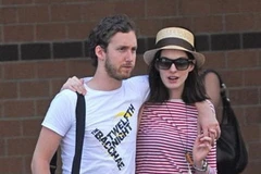 Anne Hathaway và Shulman. (Nguồn: Internet)