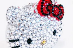 Cô mèo Hello Kitty được gắn pha lê. (Nguồn: Internet)