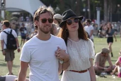Anne Hathaway và Adam Shulman. (Nguồn: thehollywoodgossip.com)