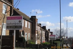 Thông báo bán nhà mọc lên san sát dọc đường A40 ở London. (Ảnh: Lê Phương) 