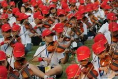 Học sinh Đài Loan đang chơi đàn tập thể. (Nguồn: france24.com)