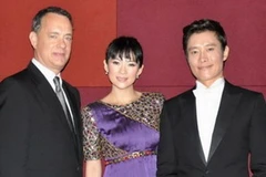 Chương Tử Di bên Tom Hanks và Lee Byung Hun. (Nguồn: Internet)