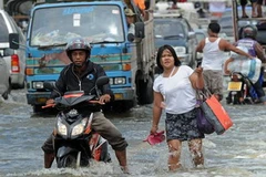 Người dân Thái Lan đi lại khó khăn vì ngập lụt. (Nguồn: Getty Images)