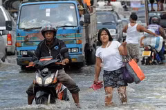 Người dân Thái Lan đi lại khó khăn vì ngập lụt. (Nguồn: Getty Images)