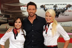 Hugh Jackman tạo dáng cùng hai cô tiếp viên hàng không tại Sân bay Los Angeles. (Nguồn: Internet)
