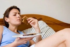 Ăn quá no và lười vận động dẫn đến các bệnh về dạ dày. (Nguồn: thuocbietduoc.com.vn)