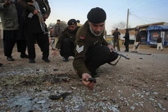 Cảnh sát đang thu thập chứng cứ từ hiện trường. (Nguồn: Reuters)