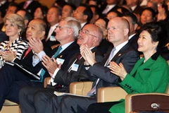 Tổng thống Hàn Quốc Park Geun-hye tại hội nghị (áo xanh). (Nguồn: Yonhap)