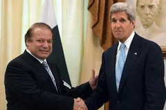 Thủ tướng Pakistan Nawaz Sharif (trái) và Ngoại trưởng Mỹ John Kerry. (Nguồn: AFP/TTXVN)